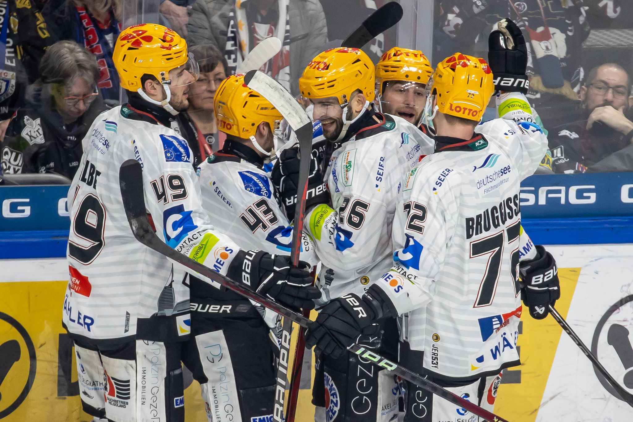 DEL-Playoffs: Eisbären und Pinguins siegen in Verlängerungskrimis