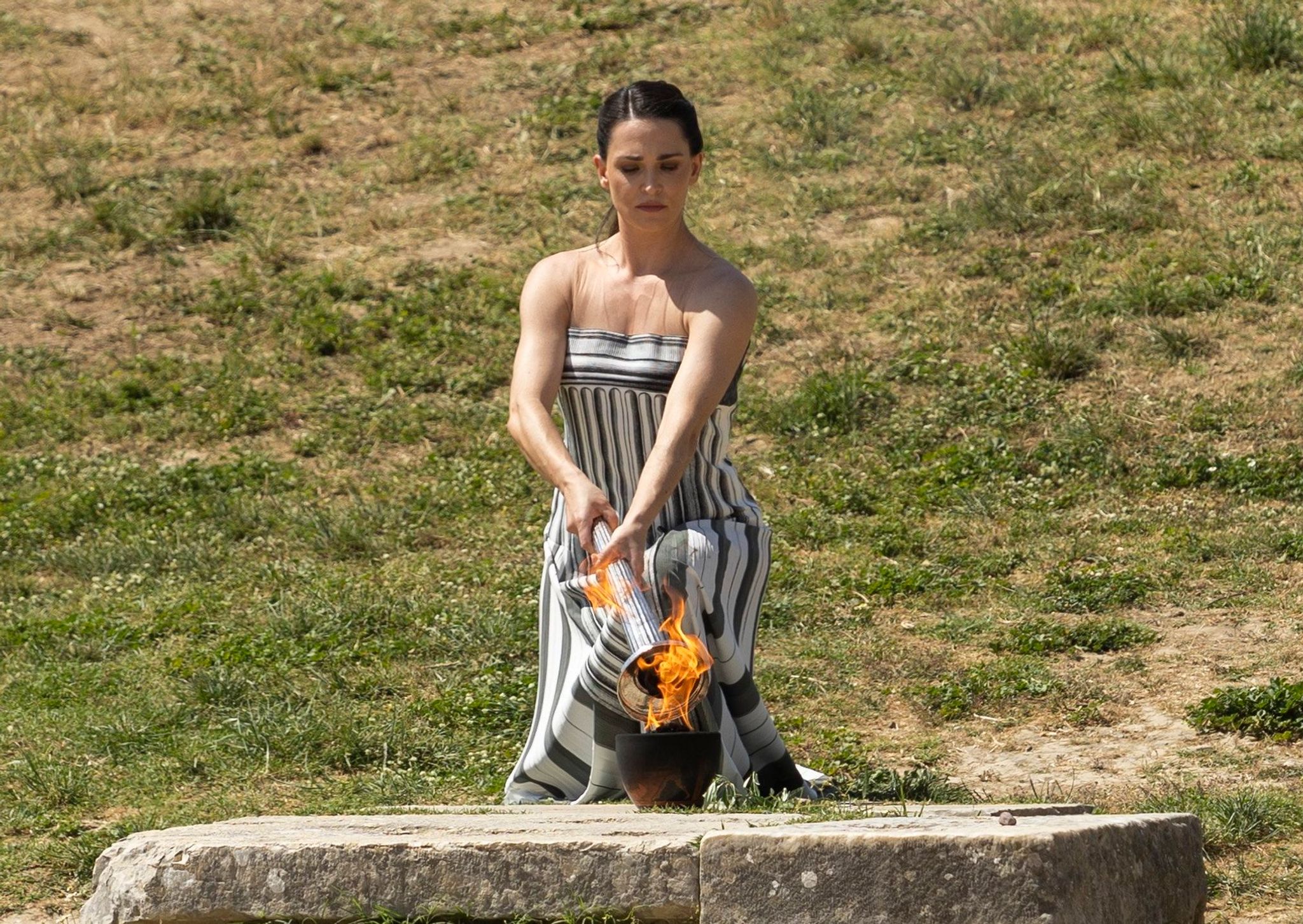 Olympisches Feuer für Paris entzündet,Symbol der Hoffnung in dunklen Zeiten entfacht.