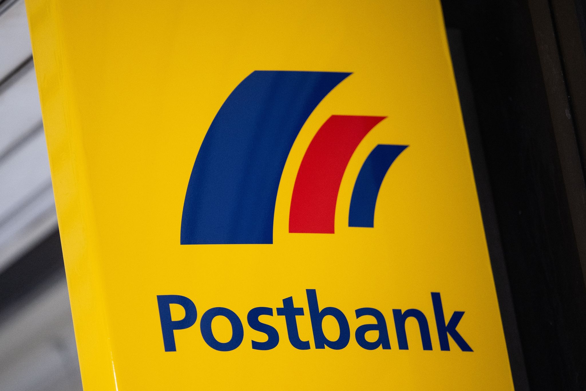 Gewerkschaft Verdi fordert faire Gehaltsanhebungen bei Postbank-Tarifkonflikt