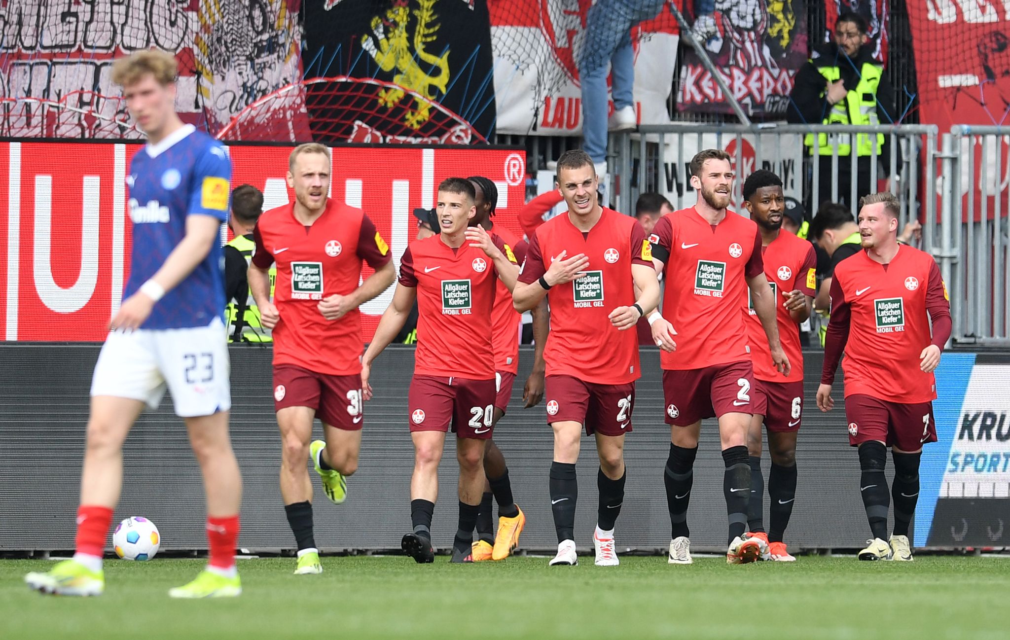 Kaiserslautern gewinnt in Kiel, HSV souverän