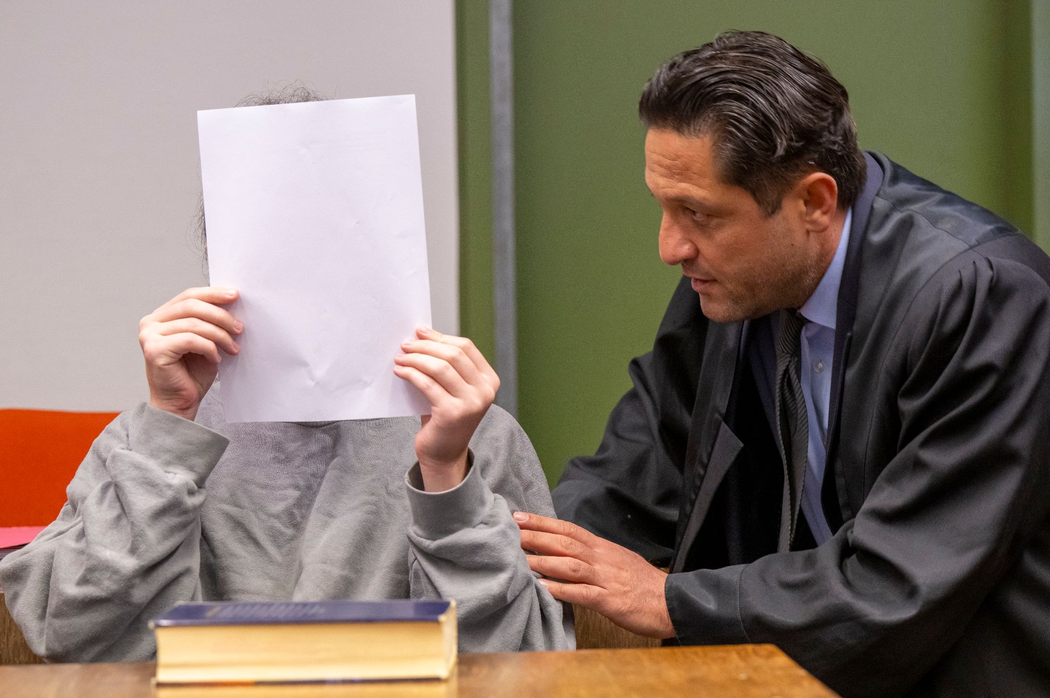 Verurteilt zu 8 Jahren: Junger Mann tötet Mutter mit Axt und legt Feuer