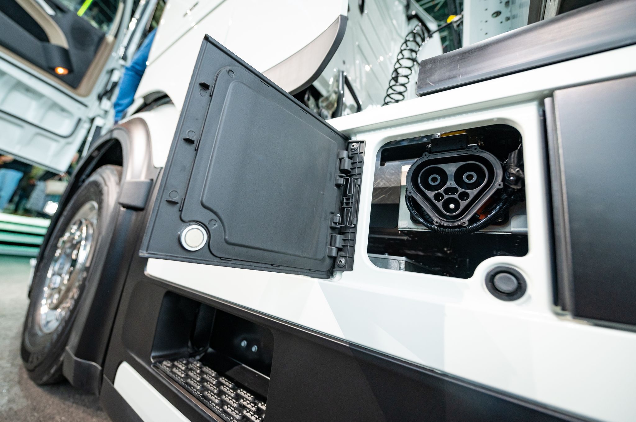 Revolutionäre Entwicklung: Daimler Truck lädt E-Lkw mit einem Megawatt