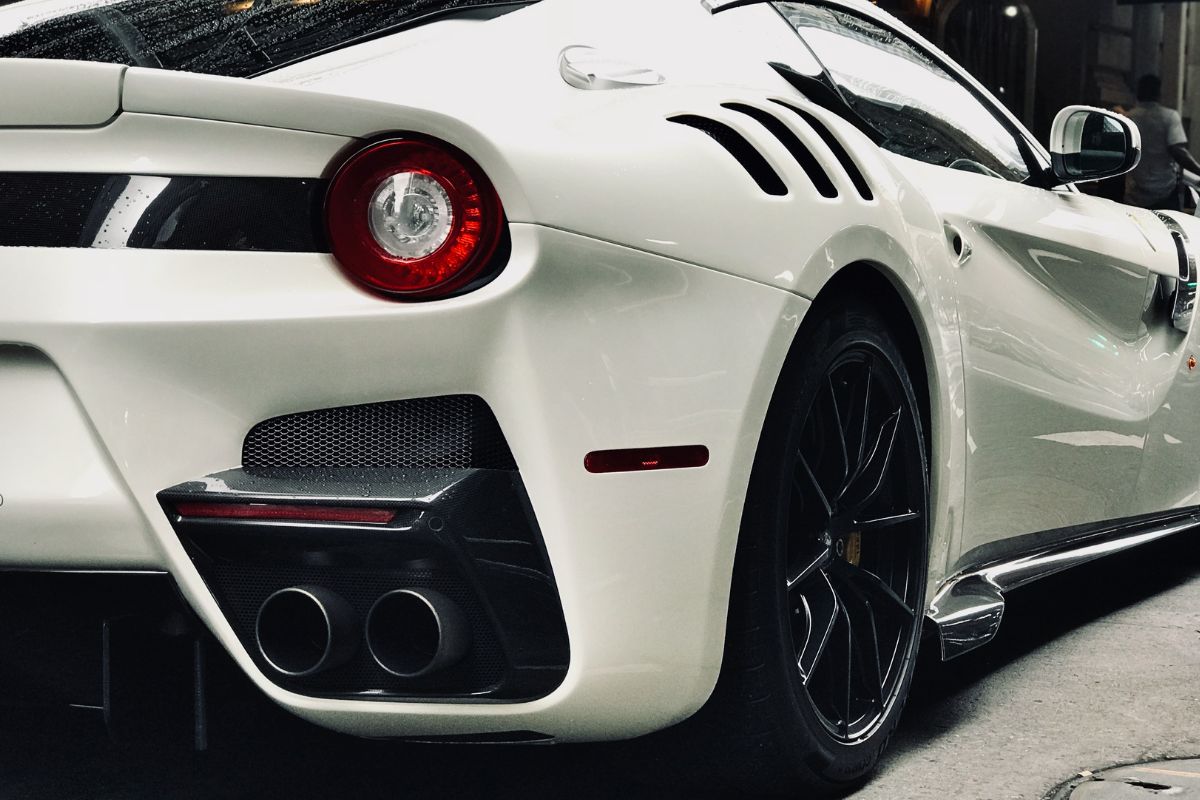 Musik-Star verbrennt in Ferrari