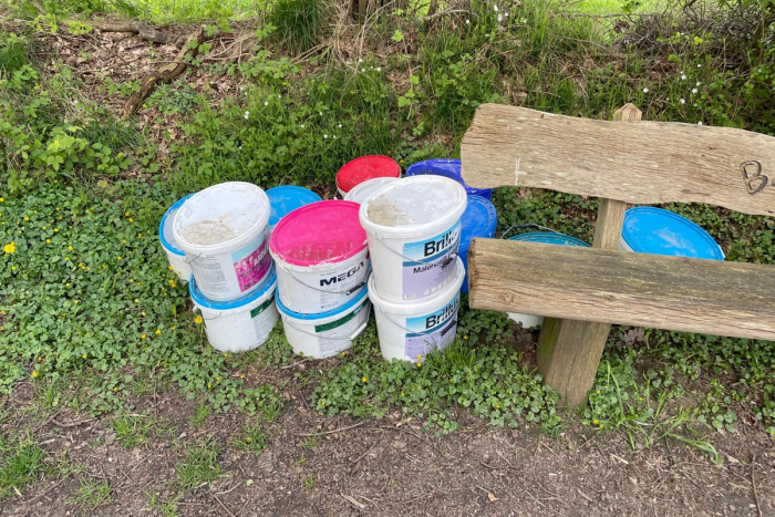 Bad Oldesloe: Illegal entsorgte Farbeimer in Brunsbek