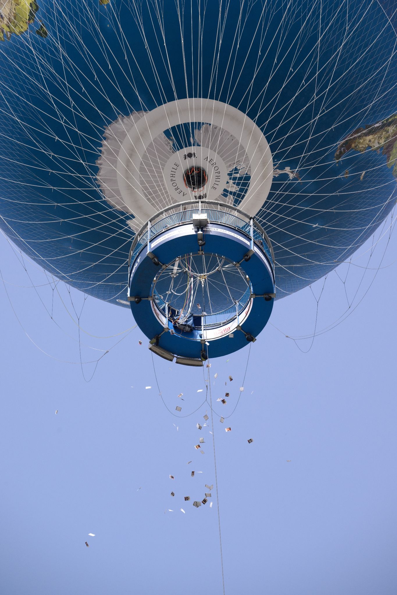 Agehörige der Hamas-Geiseln erbitten Hilfe mit Flugblättern