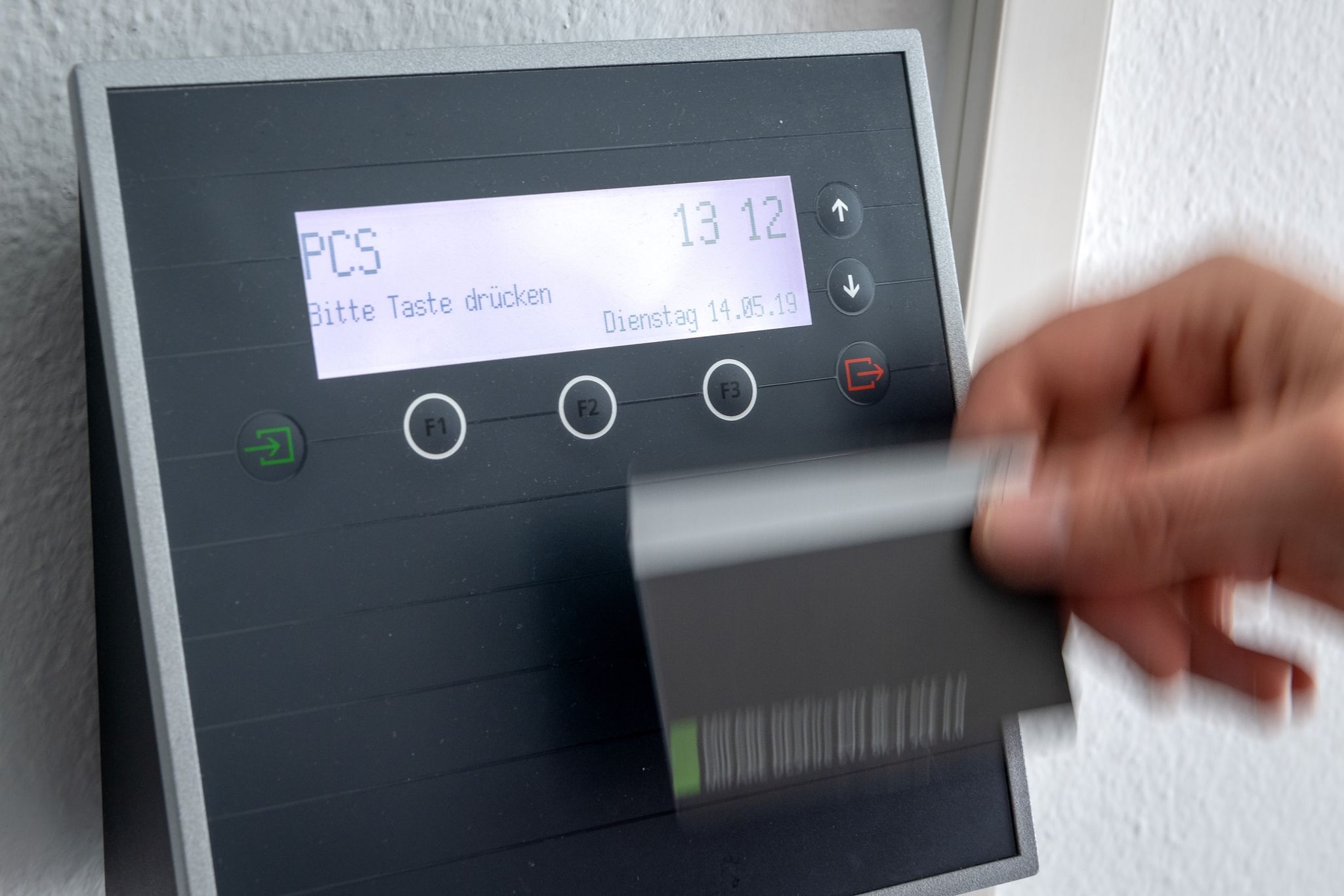 Angestellte arbeiten insgesamt mehr