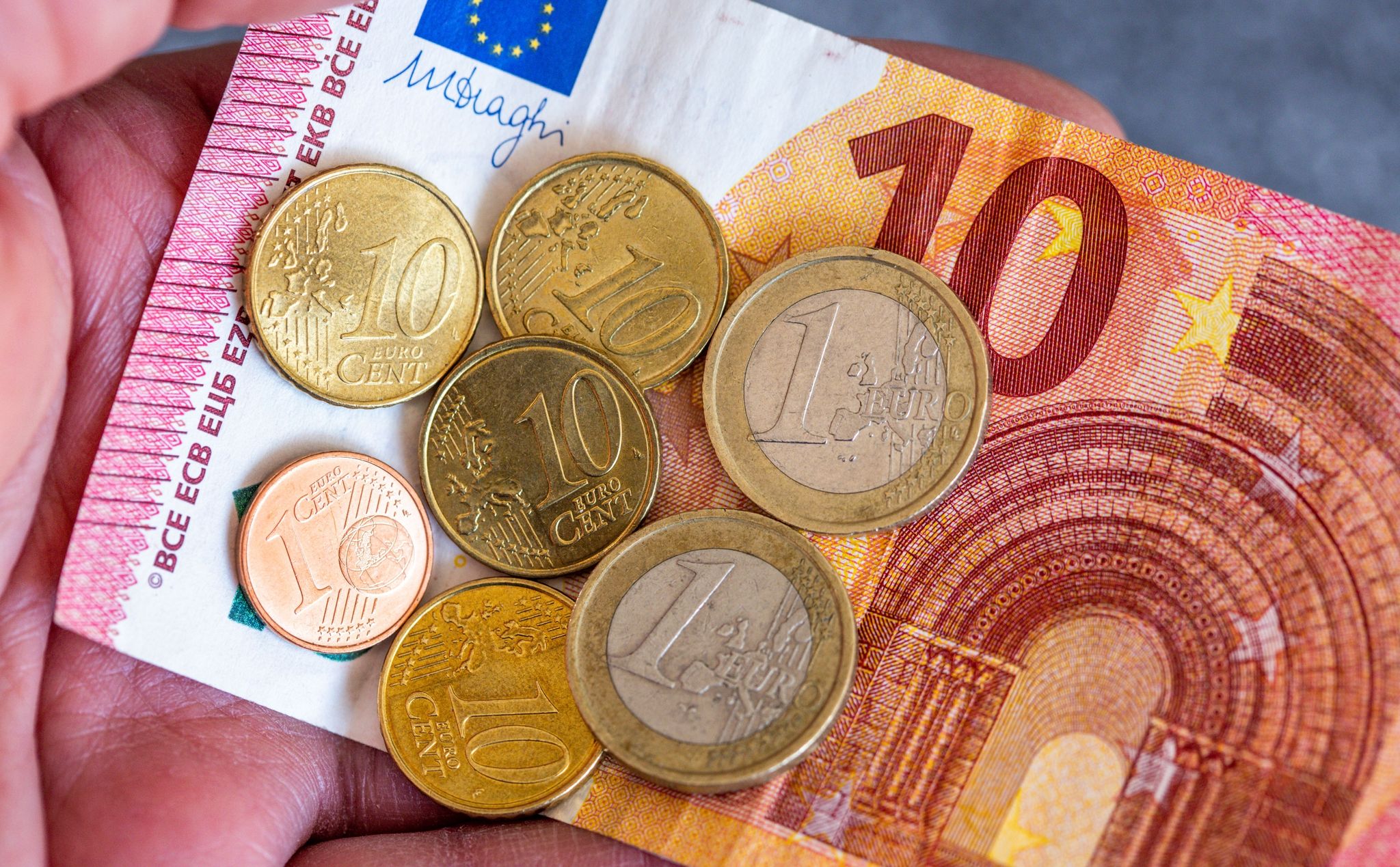 Deutlicher Rückgang im Niedriglohnsektor, aber Millionen verdienen weniger als 13 Euro pro Stunde