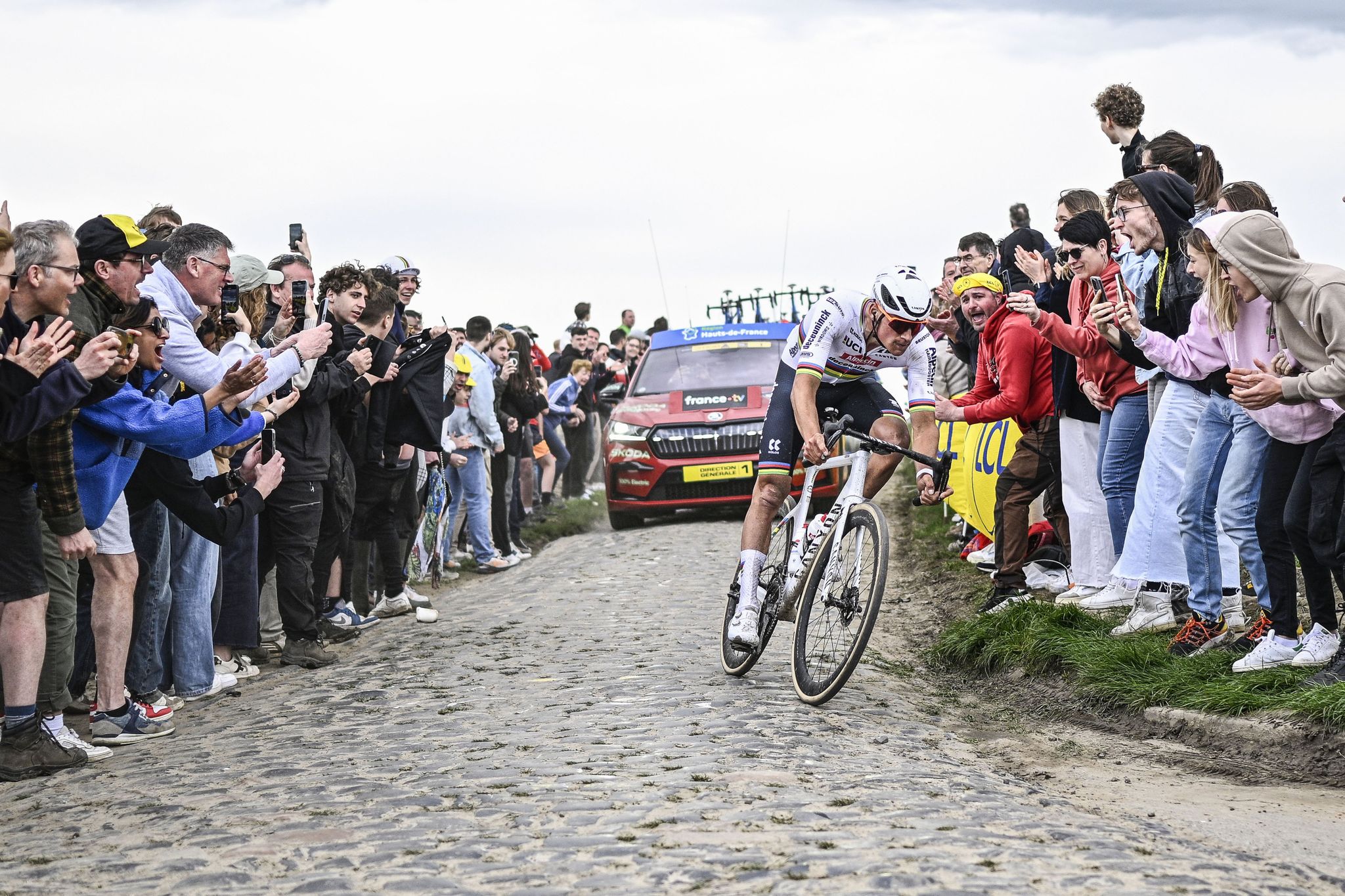 Van der Poel gewinnt Paris-Roubaix – Politt Vierter