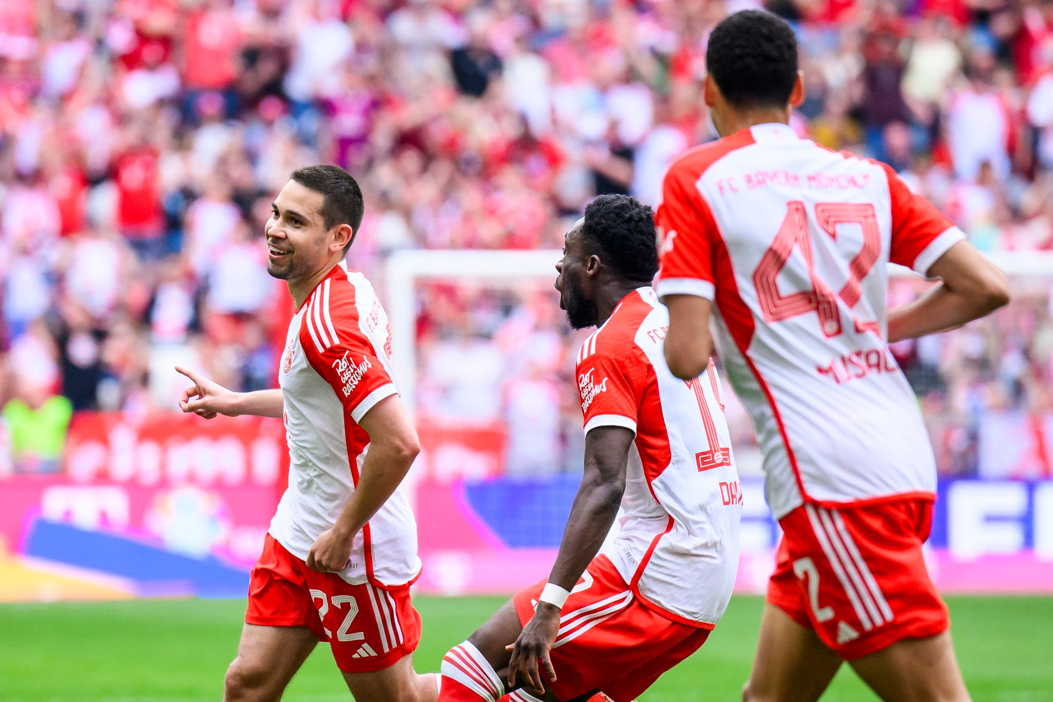 FC Bayern gewinnt 2:0 gegen Köln trotz Tuchels Sperre