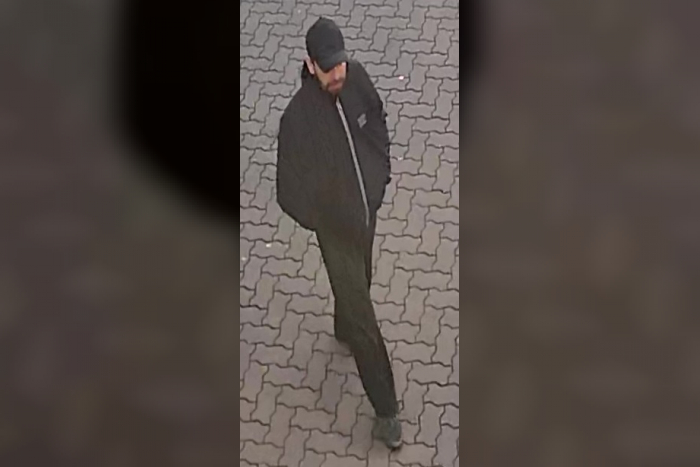 Wem: Öffentlichkeitsfahndung nach Raubüberfall in Hanau,Suche nach dem unbekannten Täter läuft weiterhin intensiv – Hinweise dringend erbeten.
