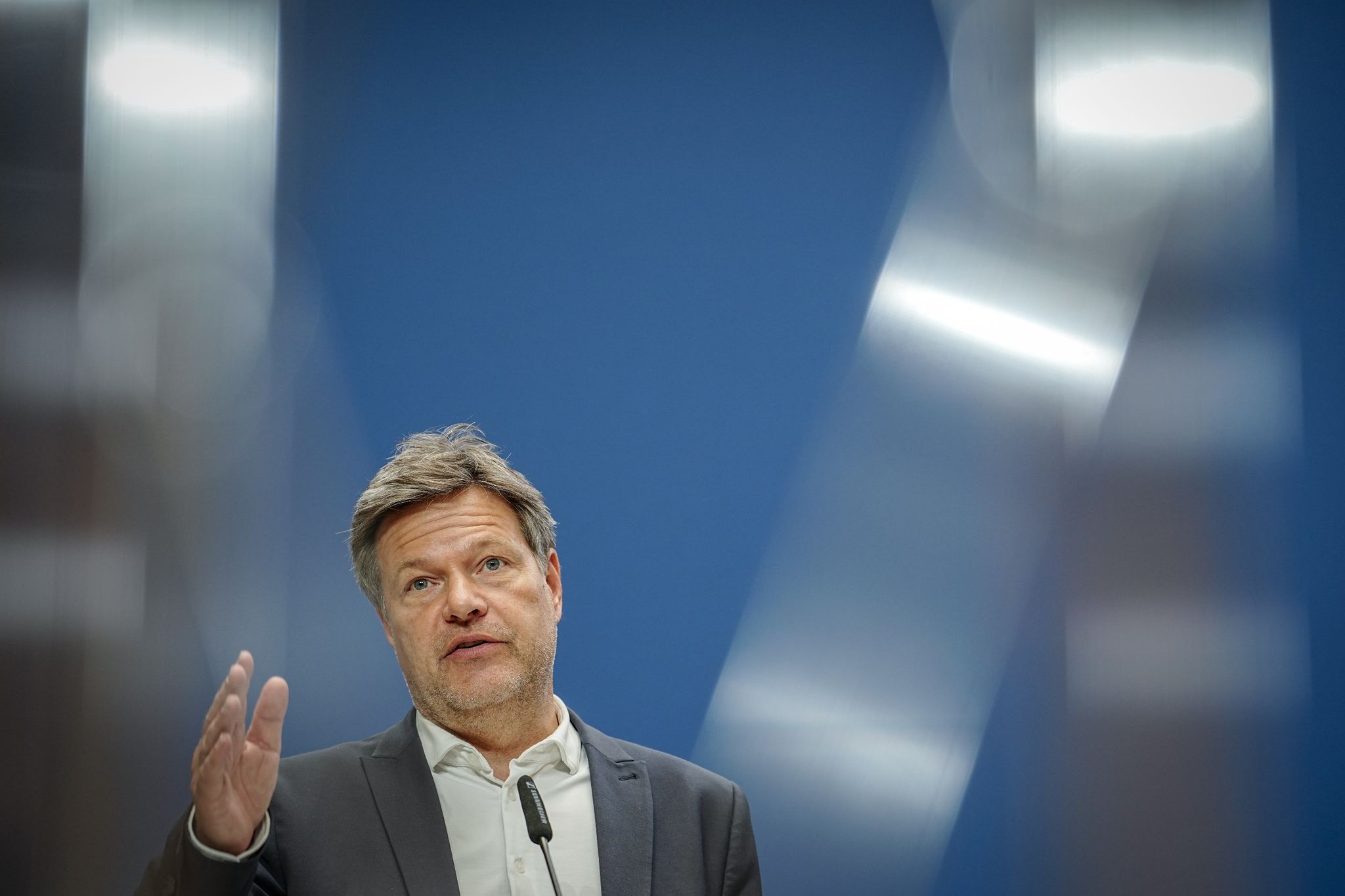 Deutschland verteidigt Atomausstieg und sinkende Strompreise