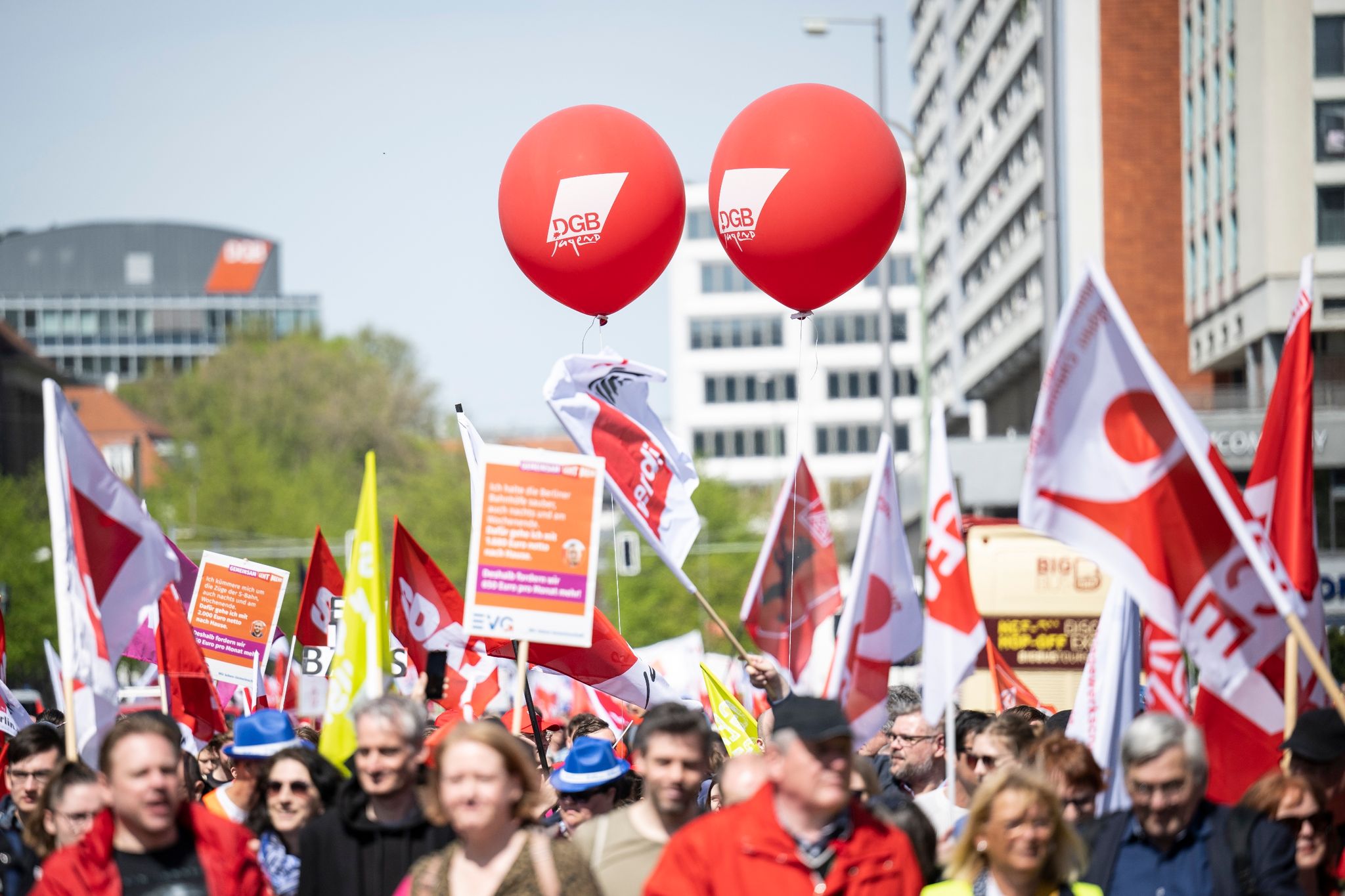 1. Mai in Berlin: Demonstrationen mit Pyrotechnik und Eierwürfen