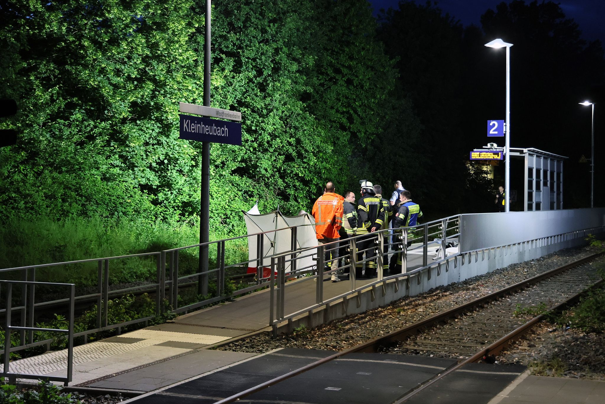 Zwei Männer am Bahnsteig tödlich verletzt