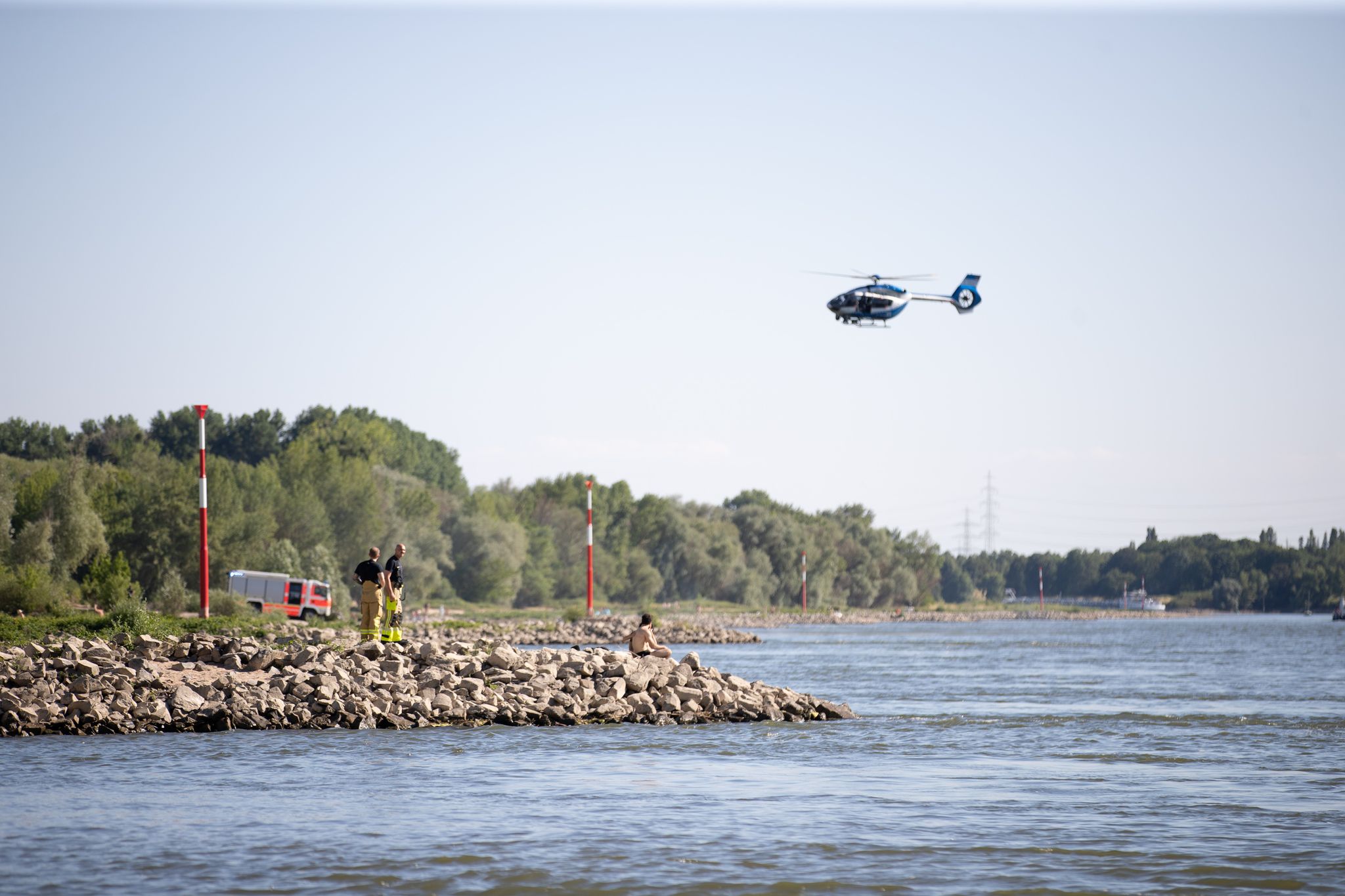 Menschen von Strömung im Rhein mitgerissen: Mann vermisst