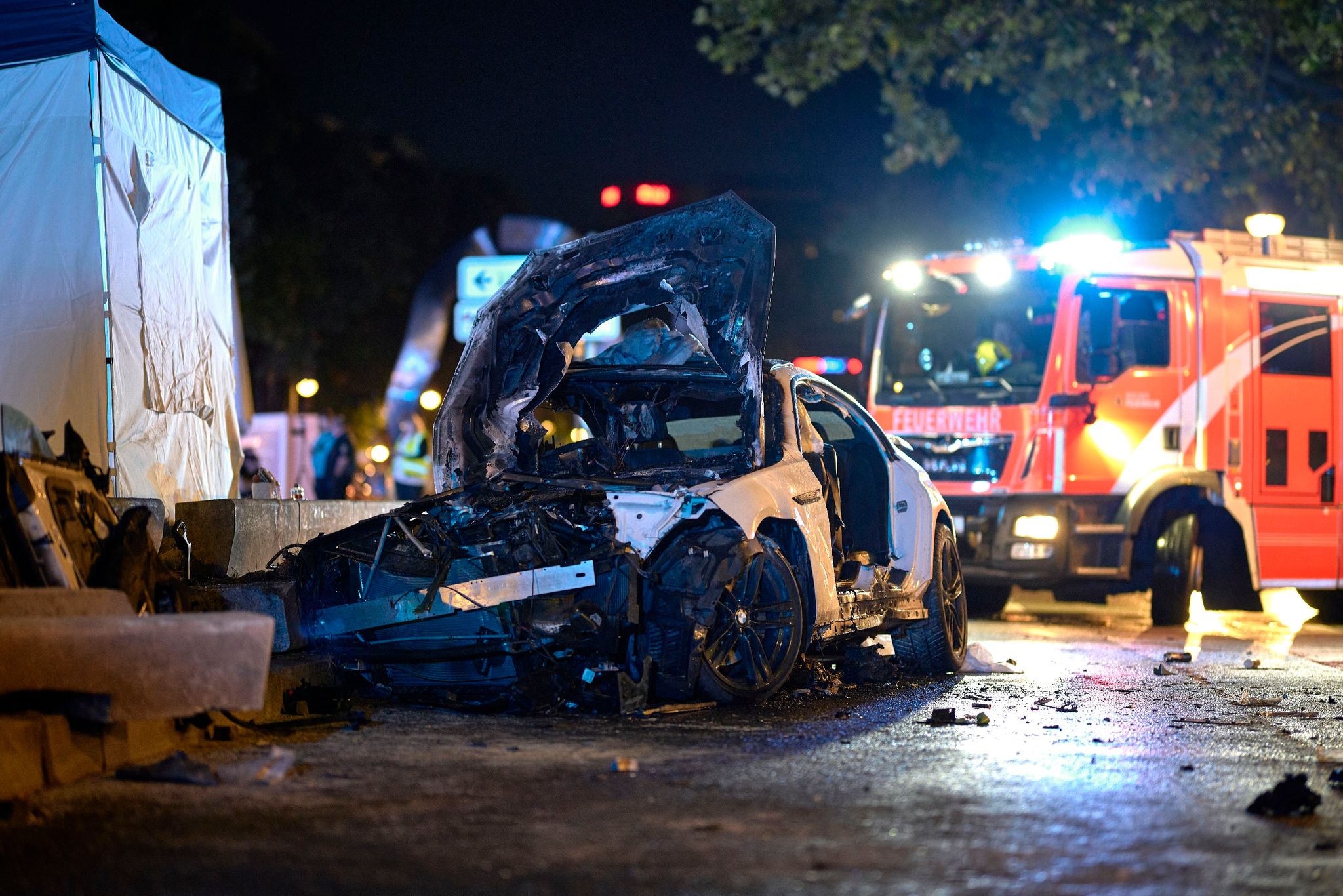 Tragödie in Berlin-Charlottenburg: Auto prallt gegen Betonwand und geht in Flammen auf