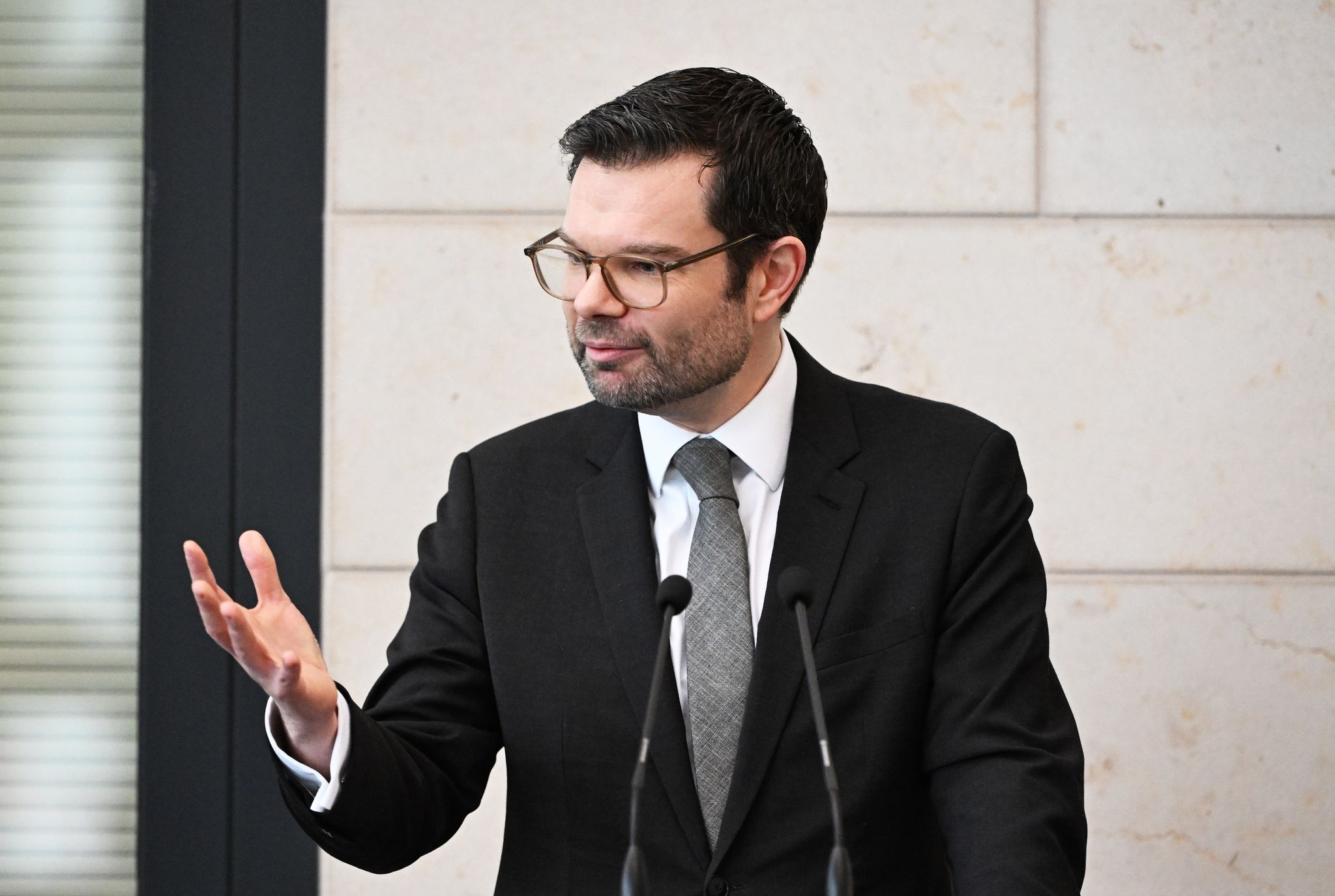 Buschmann: Mehr Gemeinschaft und Verfassungspatriotismus