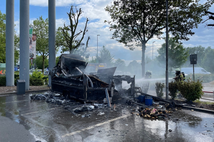 Lemgo: Imbisswagen brennt am Fachmarktzentrum vollständig aus