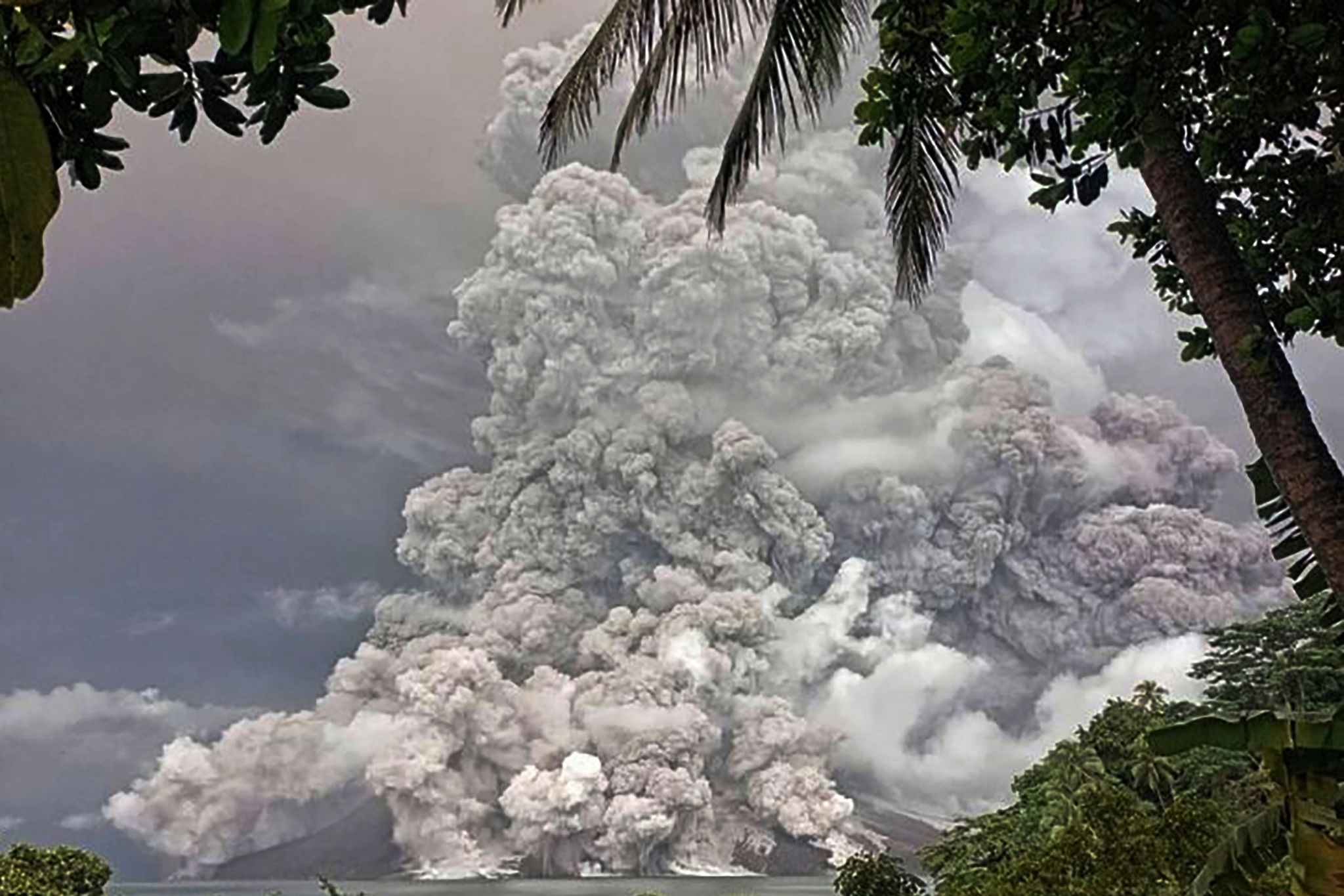 Evakuierungen nach neuem Ausbruch von Vulkan in Indonesien