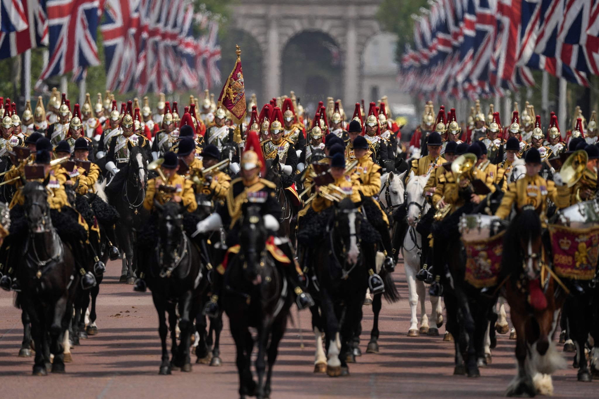 König Charles nimmt an Geburtstagsparade teil