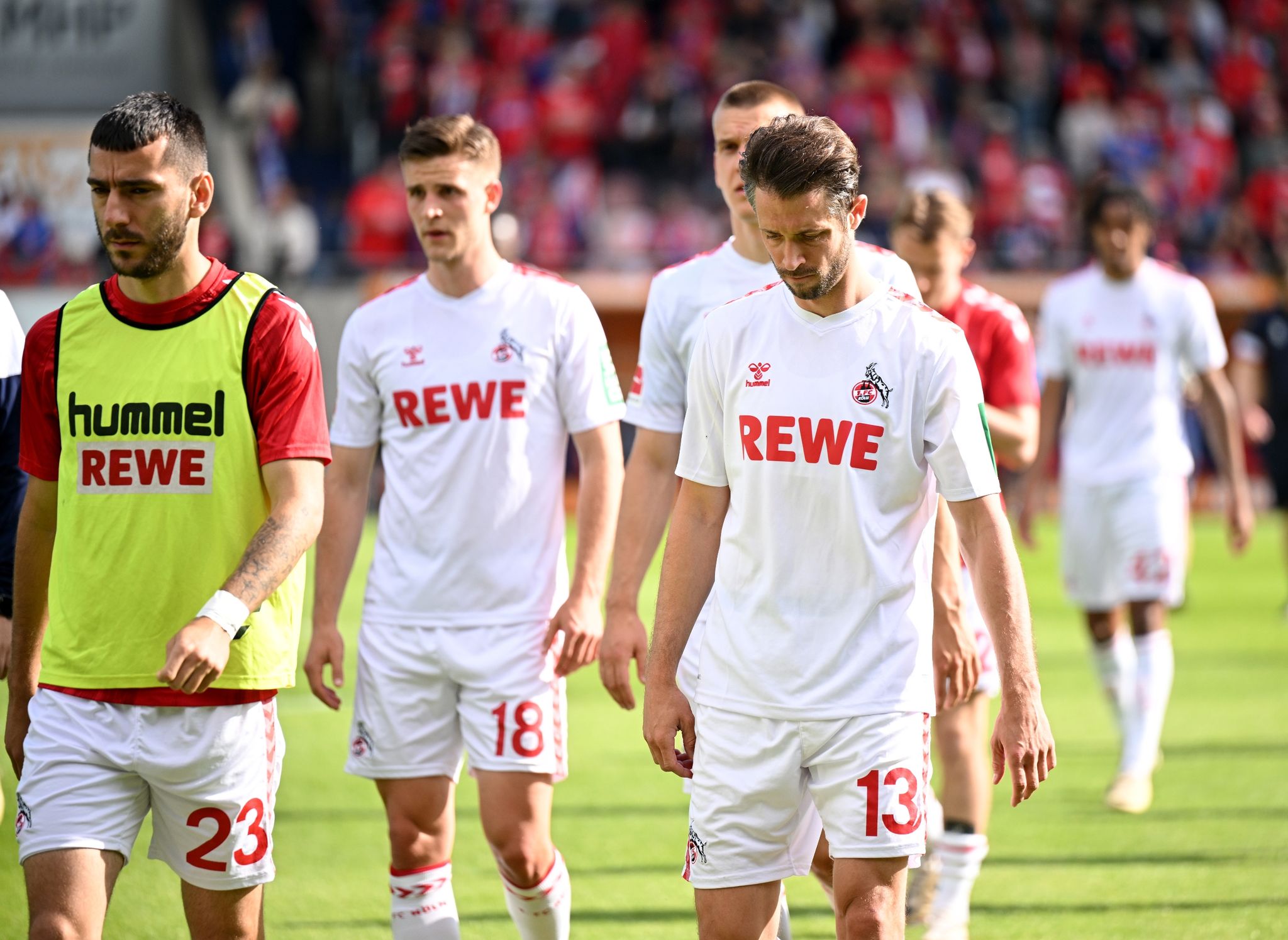 1. FC Köln: Christian Keller und Timo Schultz nach Abstieg niedergeschlagen