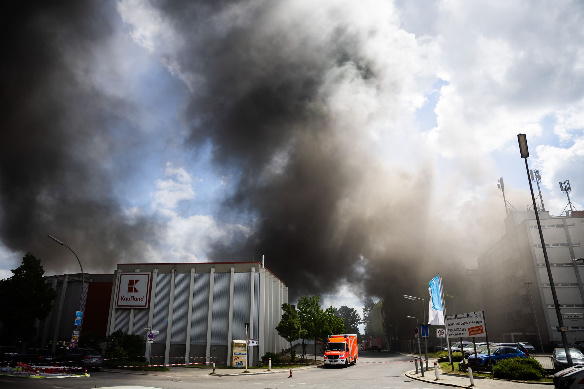 Rauchwolke durch Großbrand über Berlin – Feuerwehr warnt