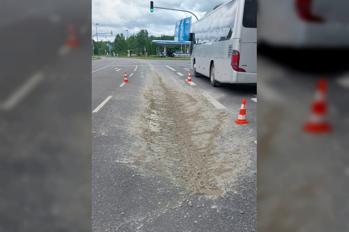 Lübz: Betonmischer verliert Ladung, Straße gesperrt