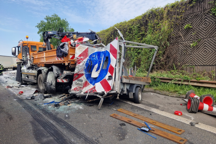 Unfall auf A40: LKW kollidiert mit Autobahnmeisterei-Fahrzeug