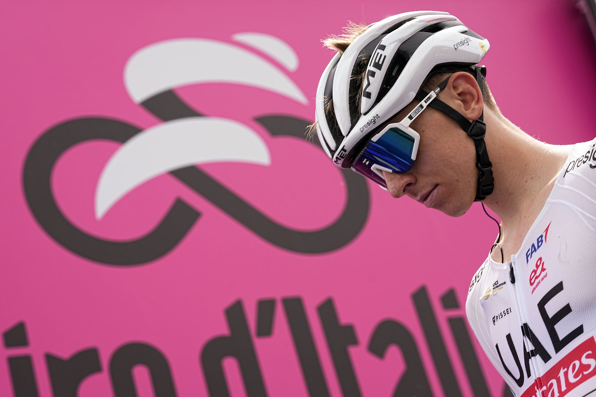 Tadej Pogacar übernimmt Rosa Trikot beim Giro d’Italia nach Sturz