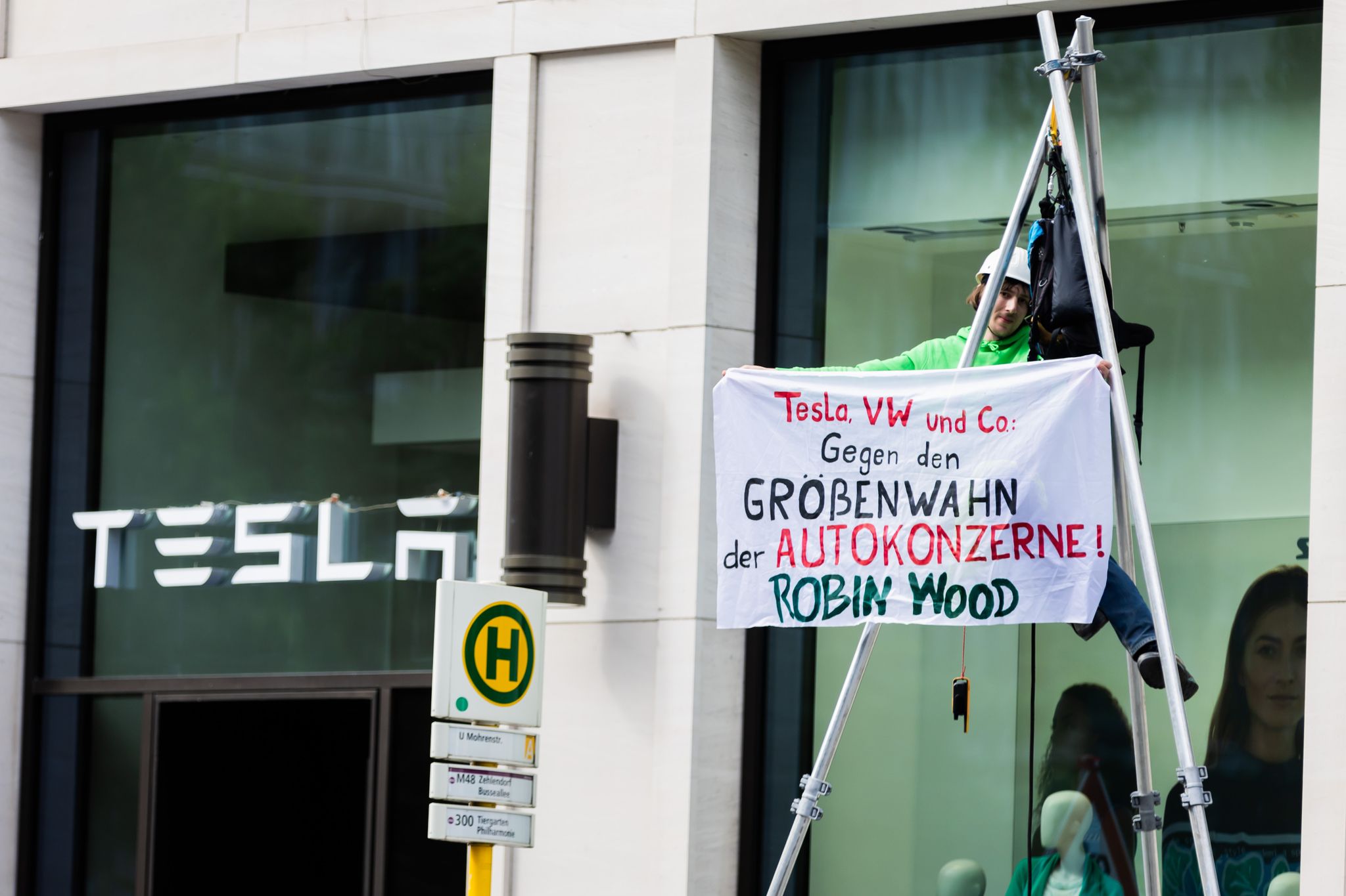 Protest gegen Tesla: Polizei schützt Fabrik mit Großaufgebot