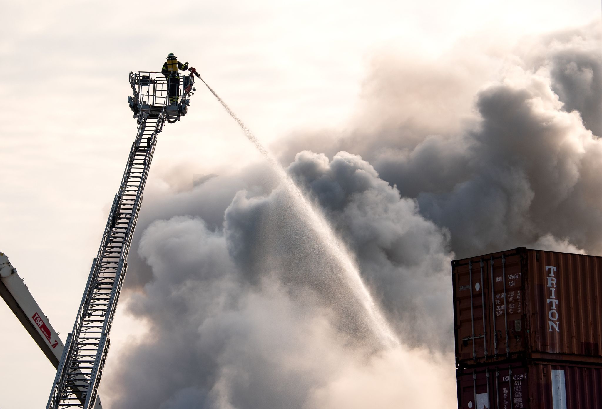 Riesige Rauchwolken über Hamburg – Schrott im Hafen brennt