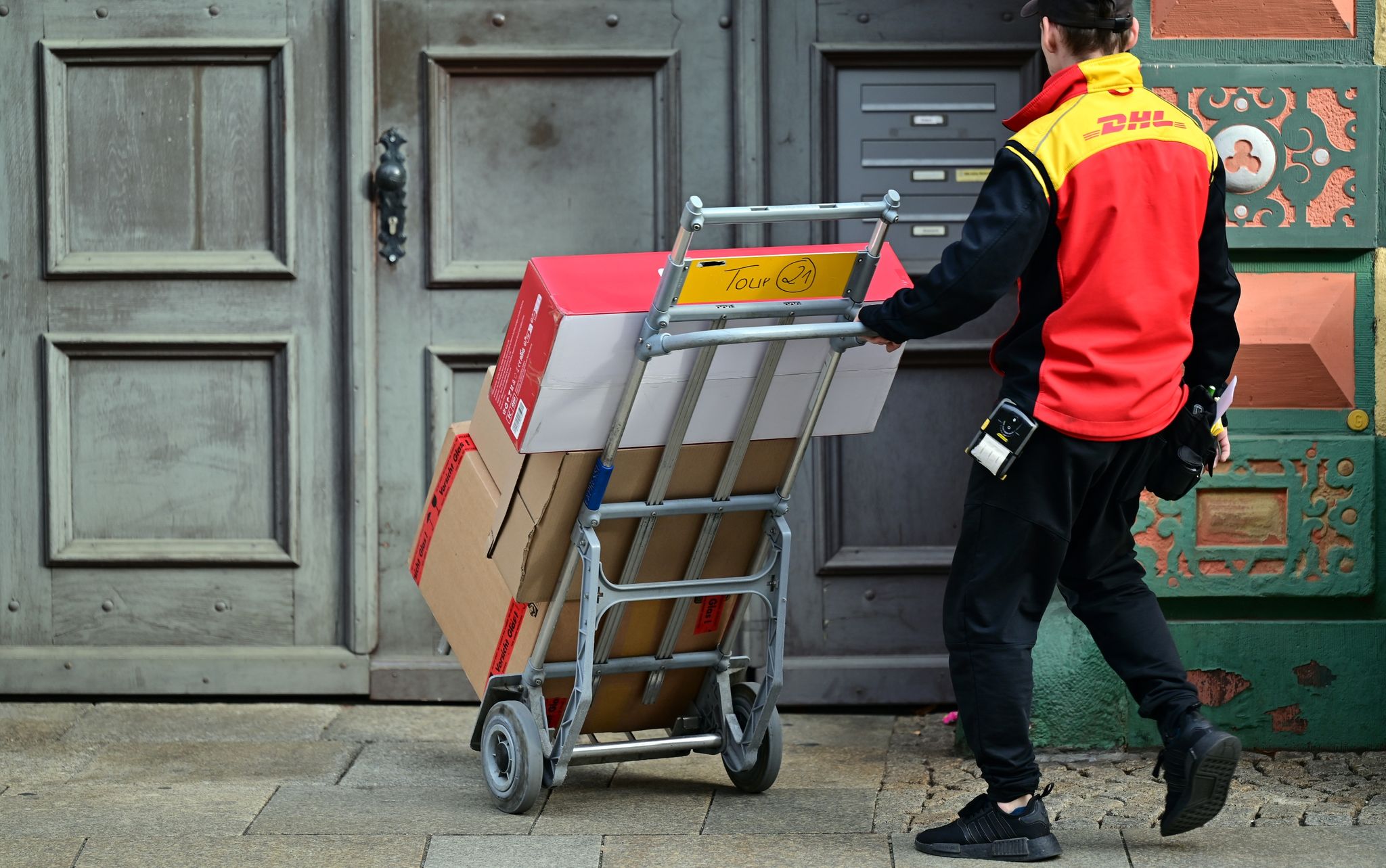 DHL verliert Briefgeschäft an Online-Pakete, Umsatz in Deutschland steigt