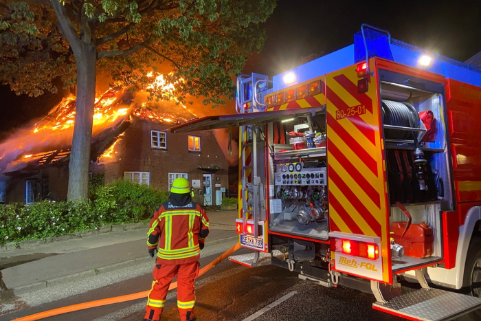 Henstedt-Ulzburg: Brand eines Reetdachhauses in Kaltenkirchen