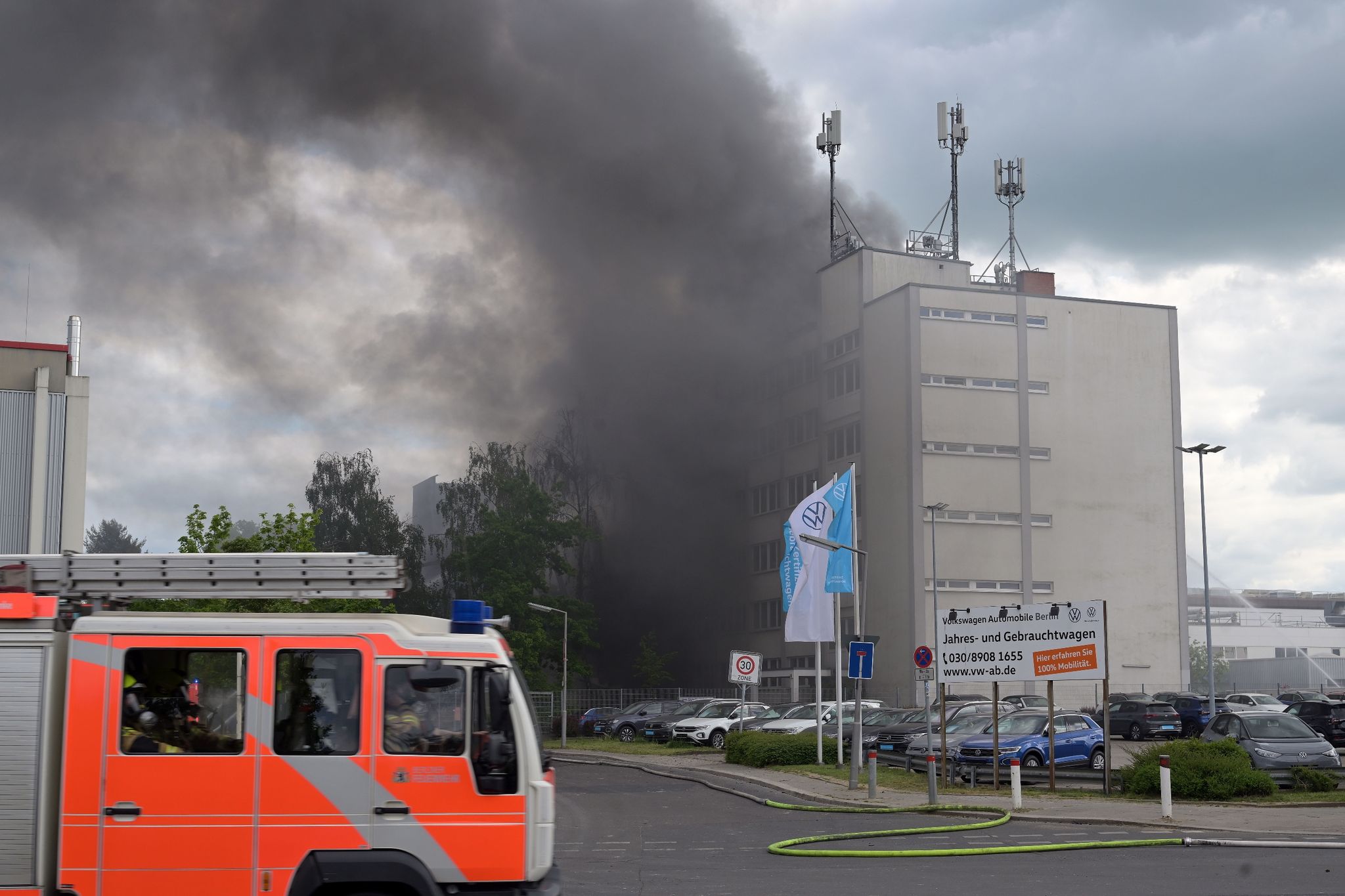 Brand in Berliner Metallfirma dauert weiter an