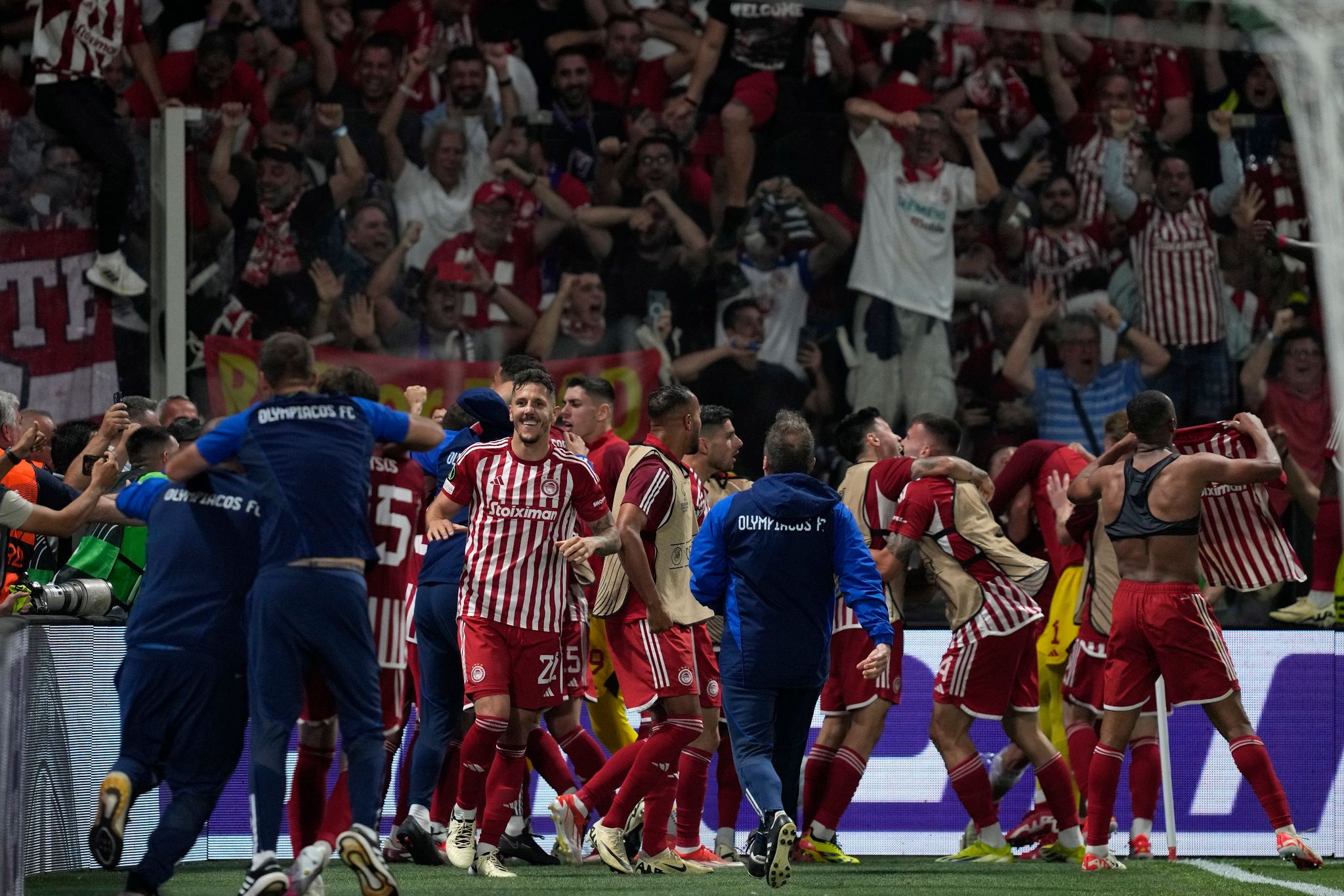 Olympiakos Piräus triumphiert in Conference League Finale gegen Florenz