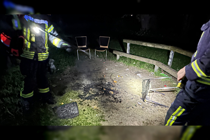 Waldniel: Feuerwehr löscht brennenden Unrat