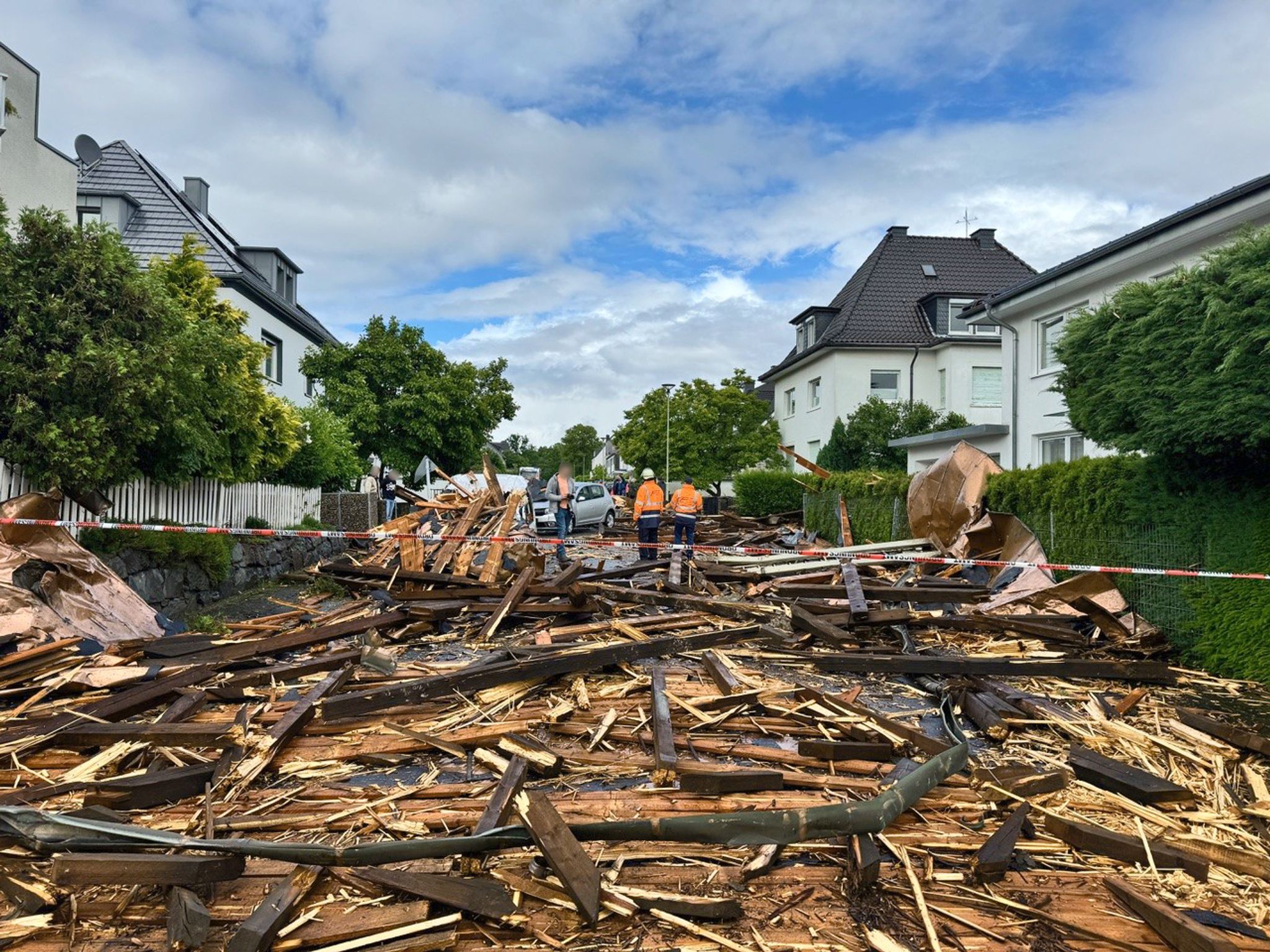 Heftiger Wind deckt Kirchdach ab – Verdacht auf Tornado