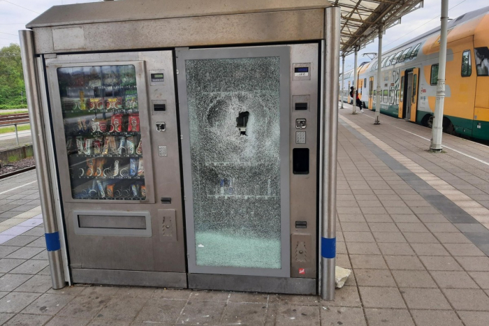 Getränkeautomat am Bhf. Wismar beschädigt
