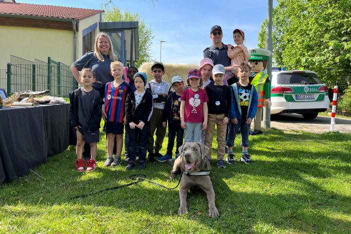 Gießen: Zollhund Nabou zu Besuch im Kindergarten