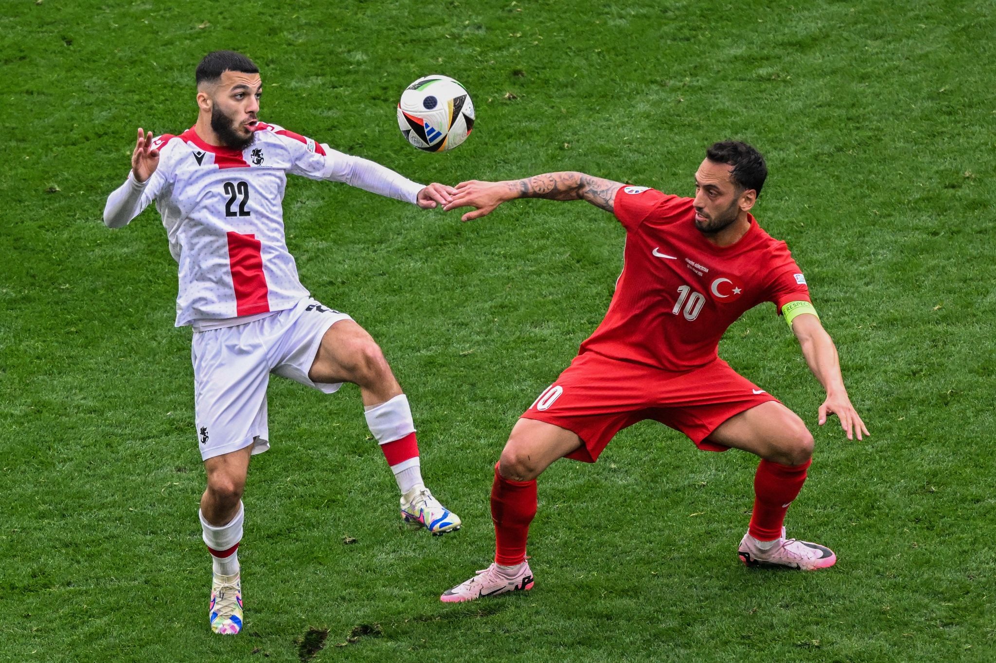 FCB unmittelbar vor Olise-Transfer – Kontakt zu Calhanoglu