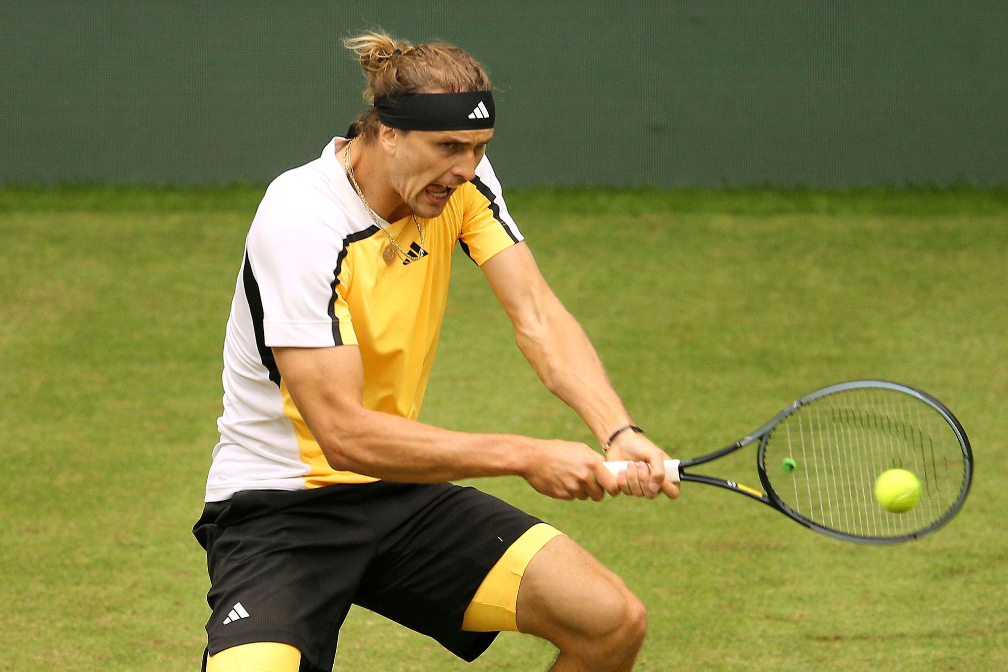 Zverev nach Dreisatzsieg gegen Otte in Halle weiter