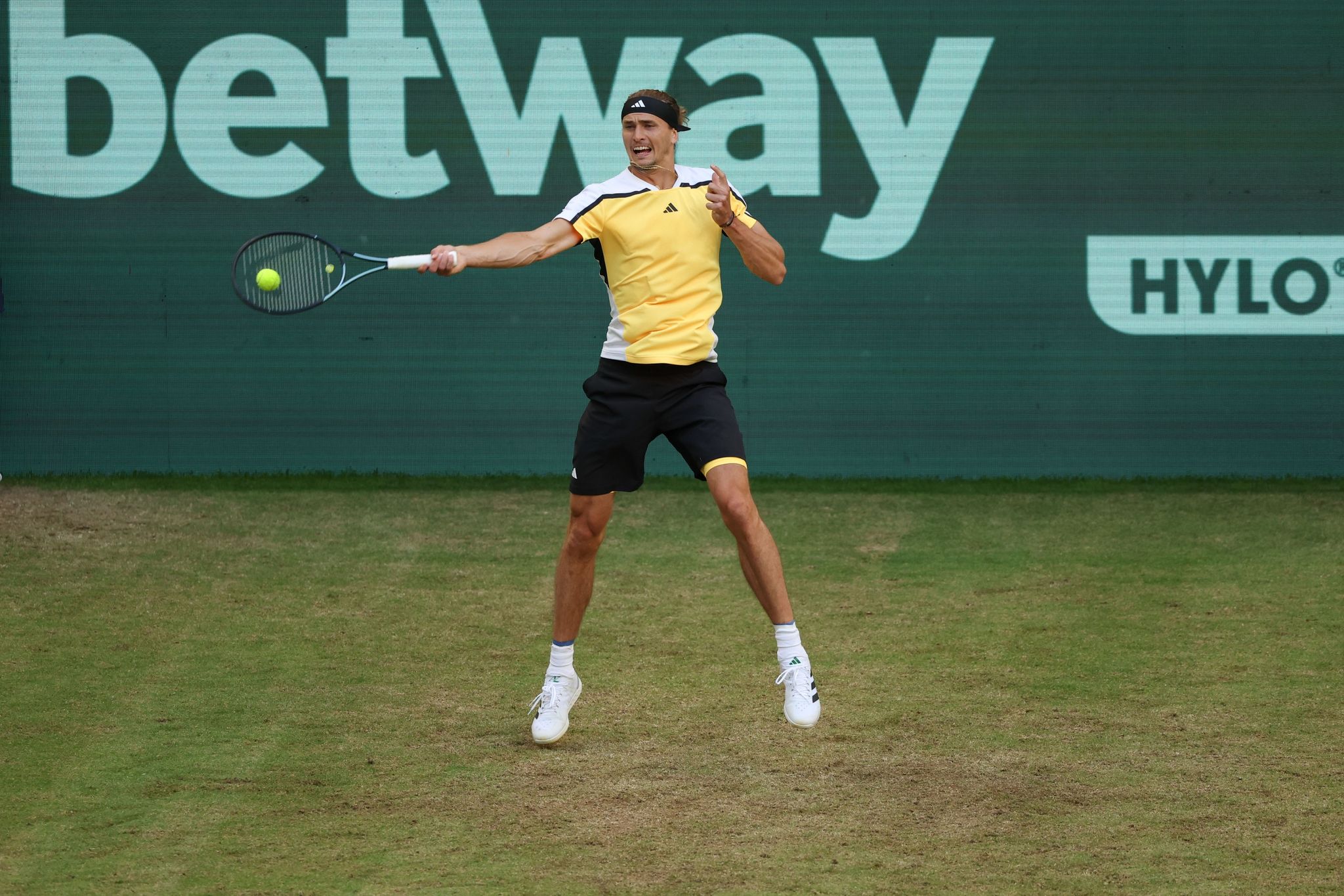 Deutscher Fußball-Sieg und Zverevs Tennis-Triumph in Halle