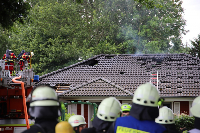 Kreis Segeberg: Brennendes Hybrid-Auto greift auf Wohnhaus über