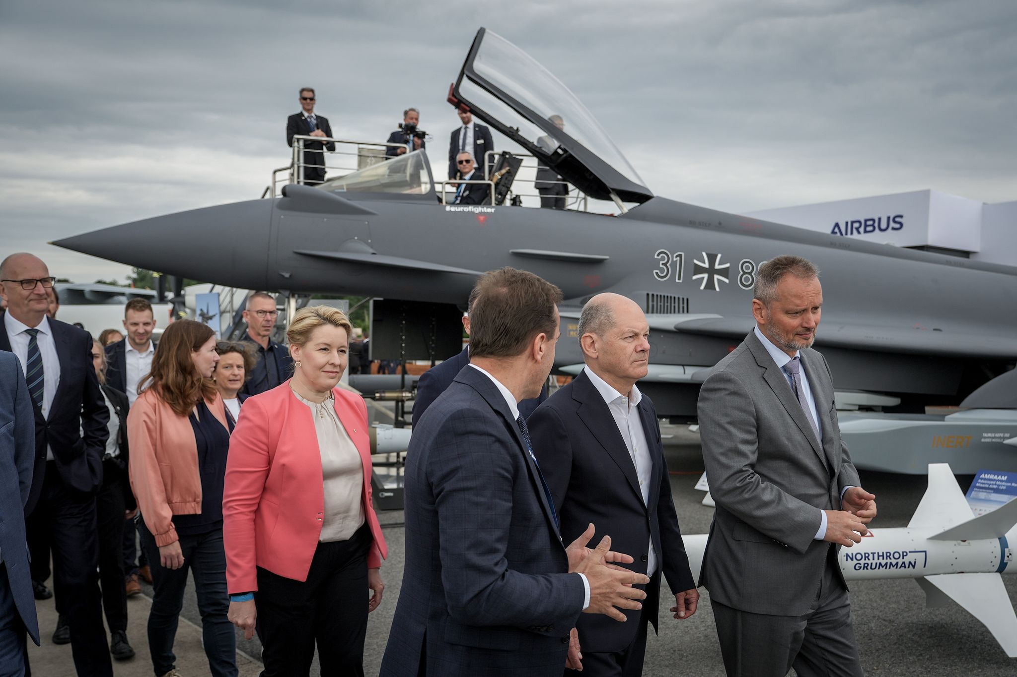 Scholz sichert Rüstungsindustrie Unterstützung zu