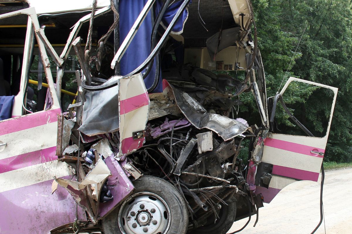Tote und Verletzte bei schwerem Busunfall