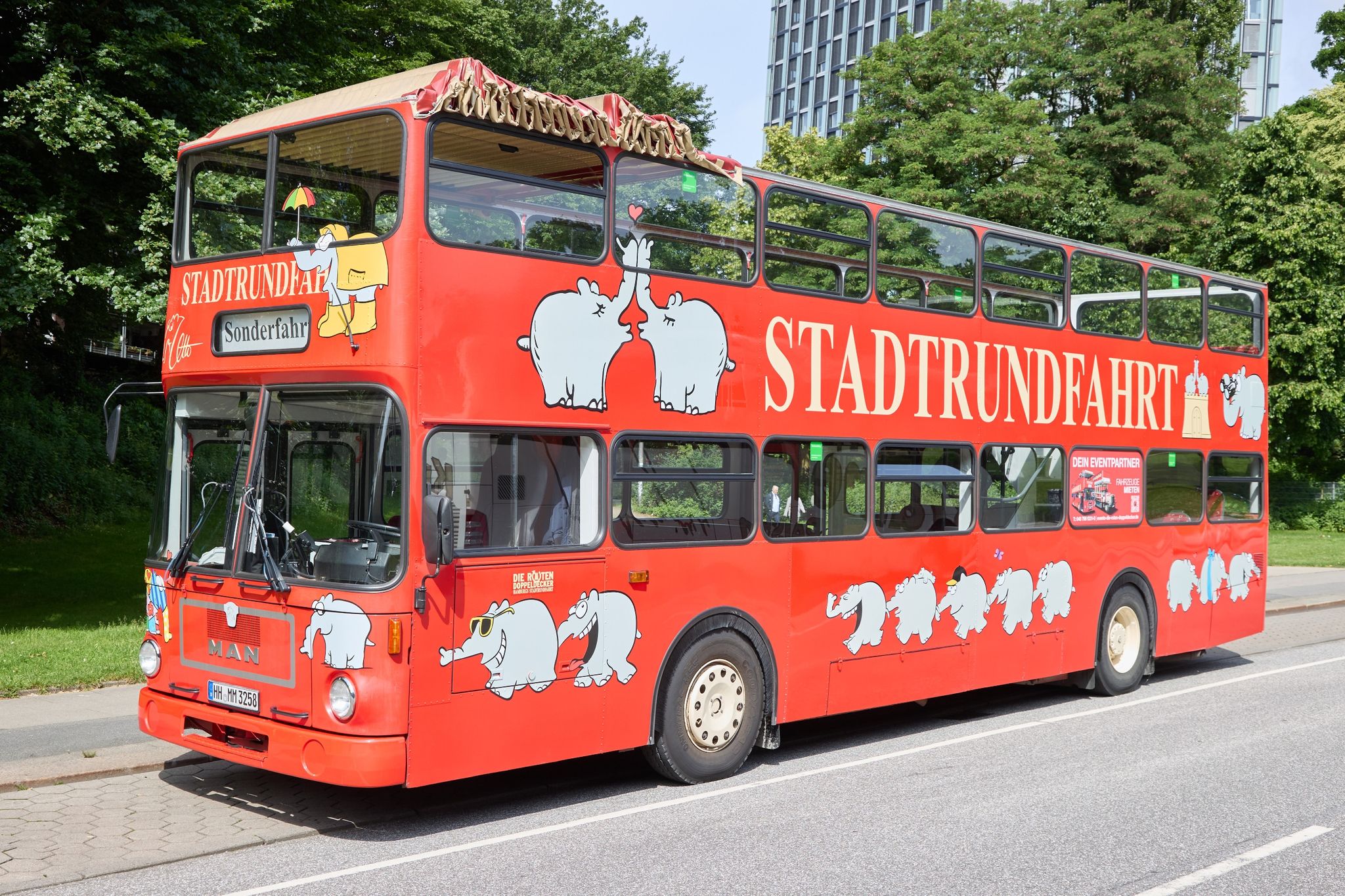 Otto Waalkes’ Ottifanten nun auf Doppeldeckerbus in Hamburg