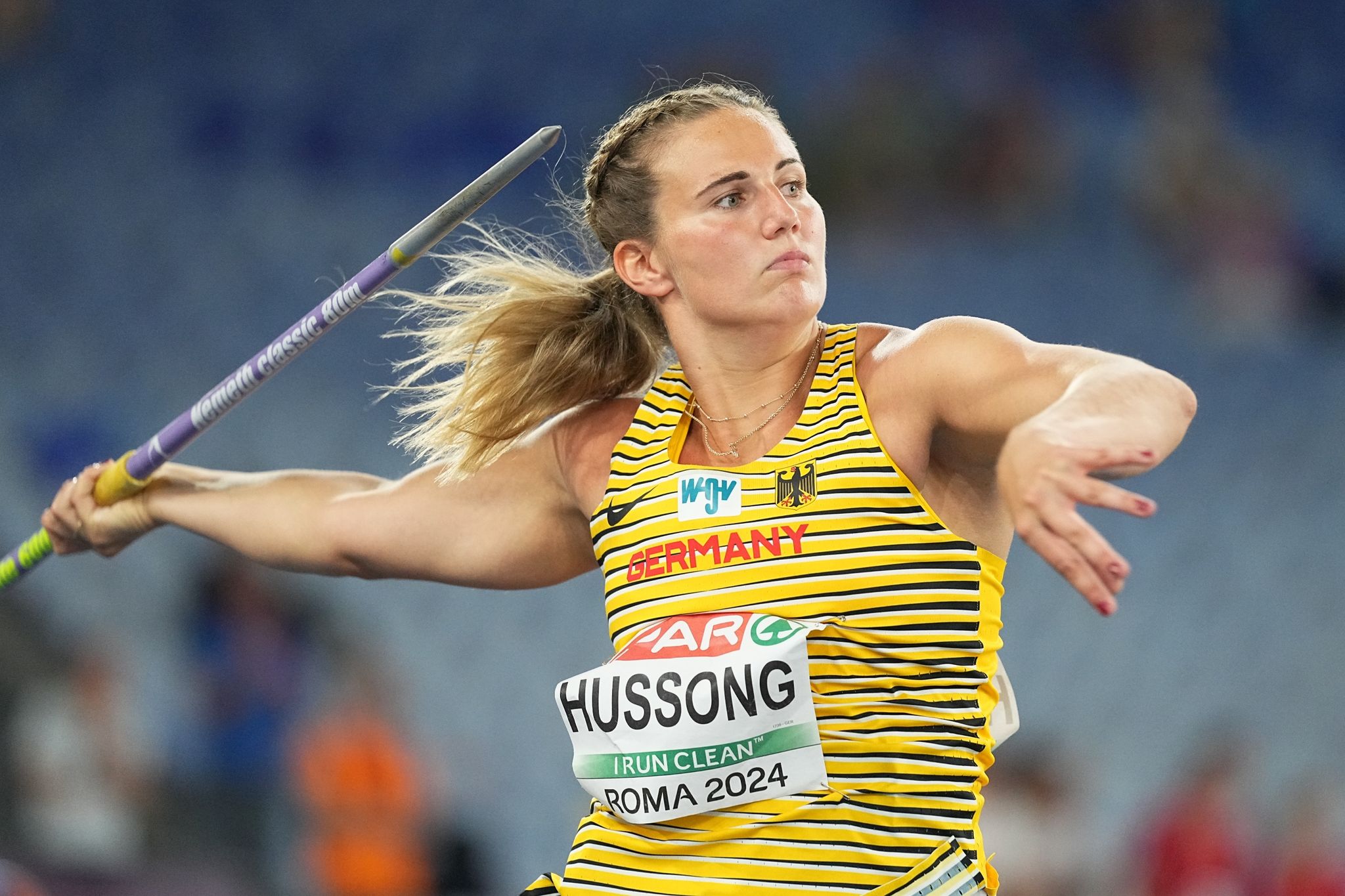 Christin Hussong meldet sich mit starkem vierten Platz zurück, nachdem sie im ersten Versuch Saisonbestleistung warf. Die Europameisterin von Berlin 2018 knüpft nach gesundheitlichen Problemen an alte Glanzzeiten an.