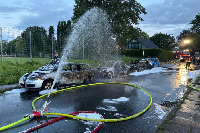 Brand von drei Fahrzeugen in Elmshorn