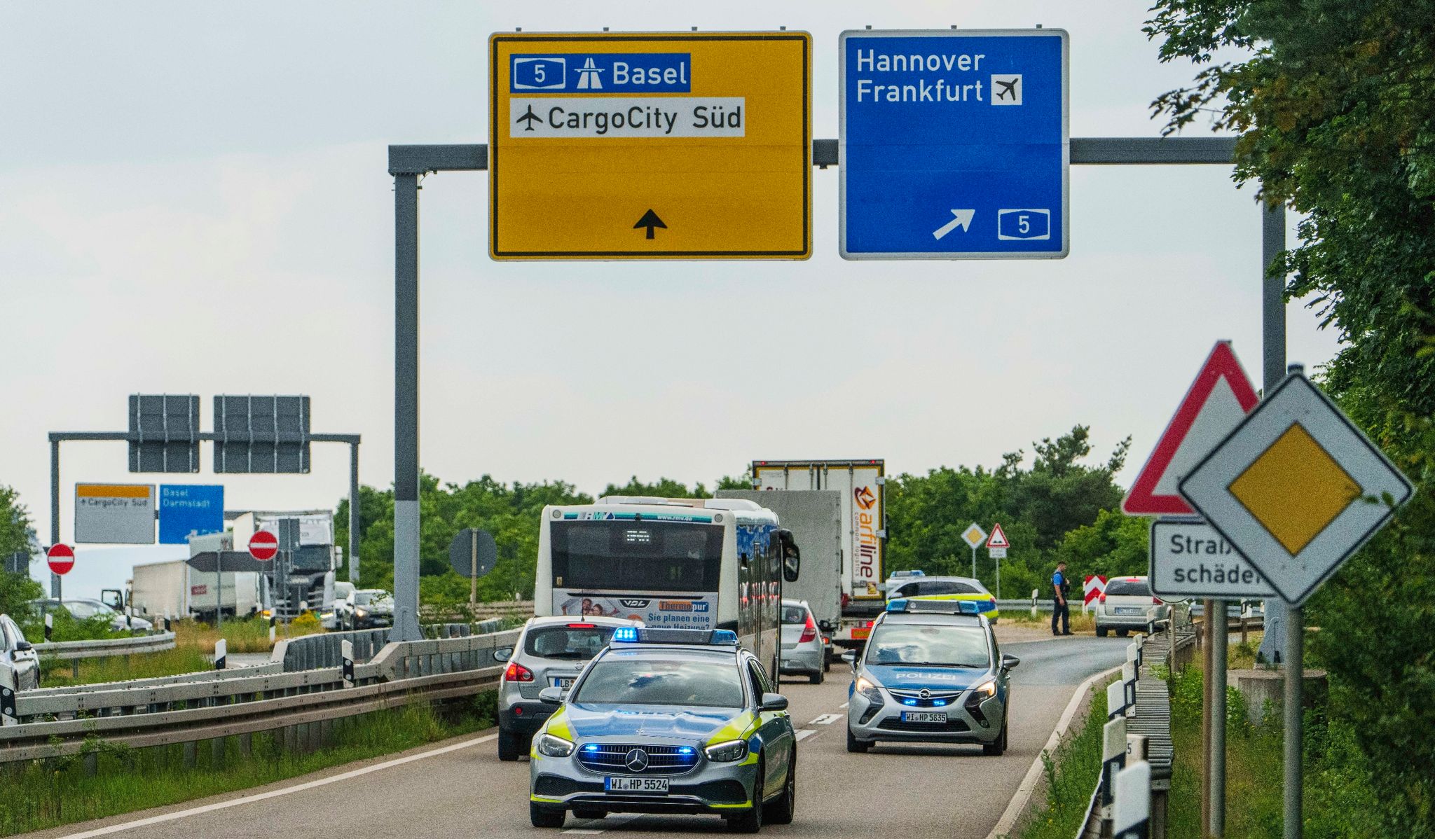 Flugverkehr eingeschränkt und Autobahn gesperrt