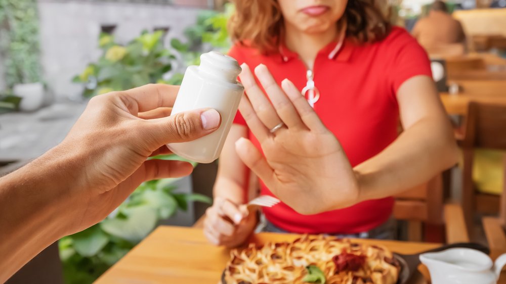 Gesund oder gefährlich? Das passiert, wenn man kein Salz mehr isst