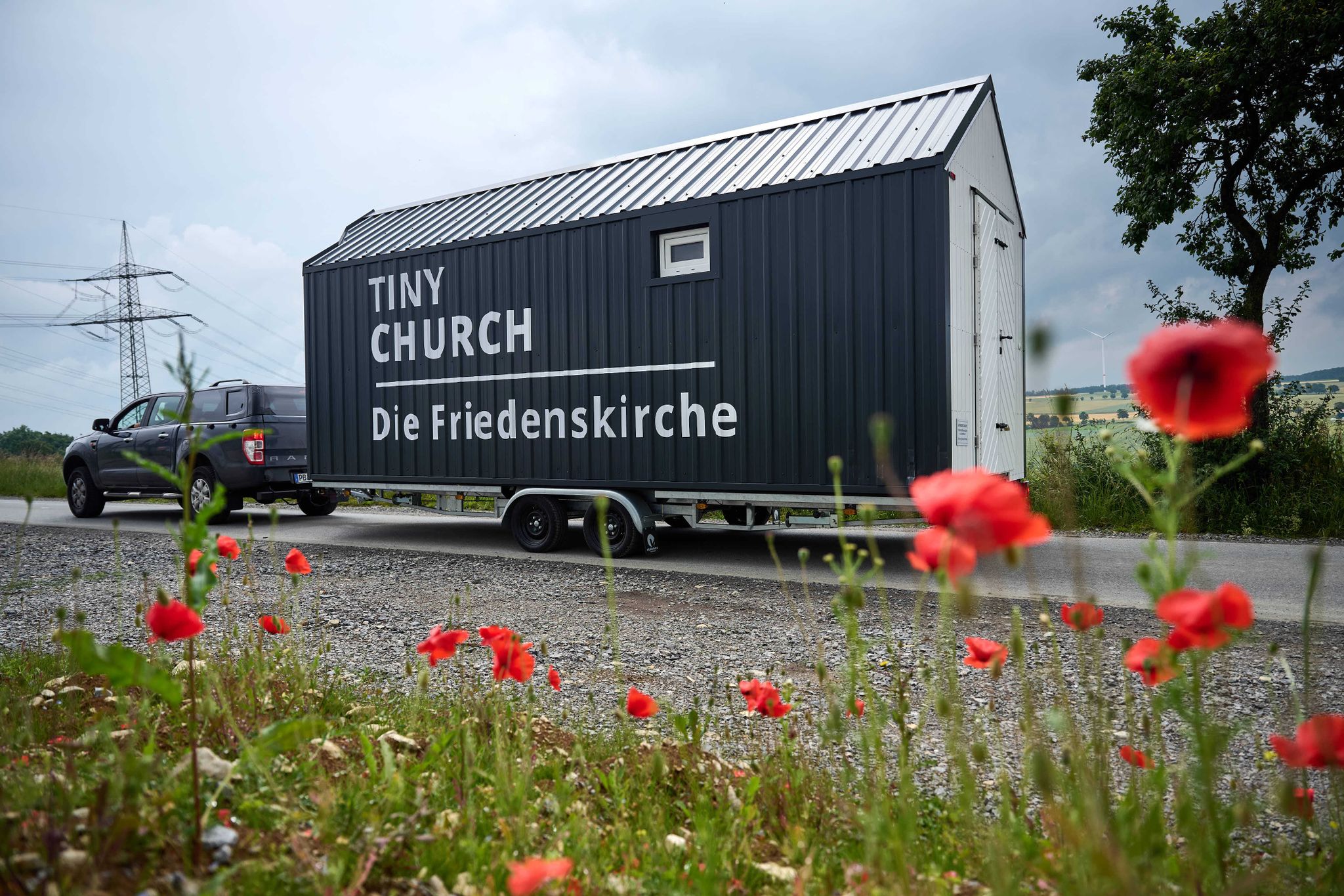 Tiny Church: Eine rollende Mini-Kirche erobert die Straßen von Deutschland